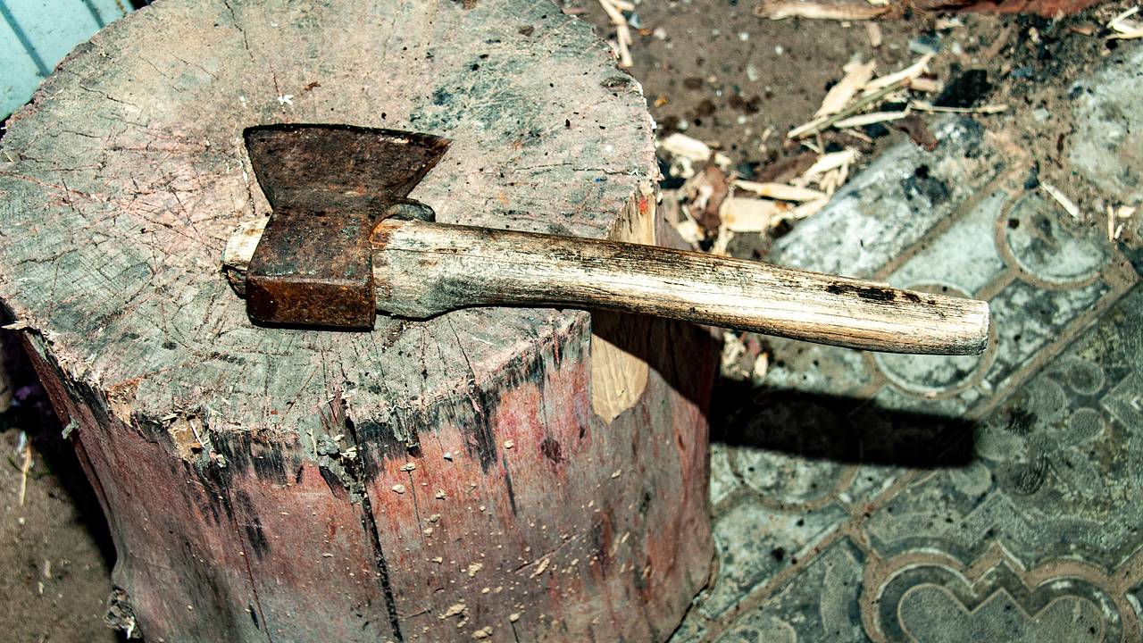 Мужчина зарубил топором российского следователя