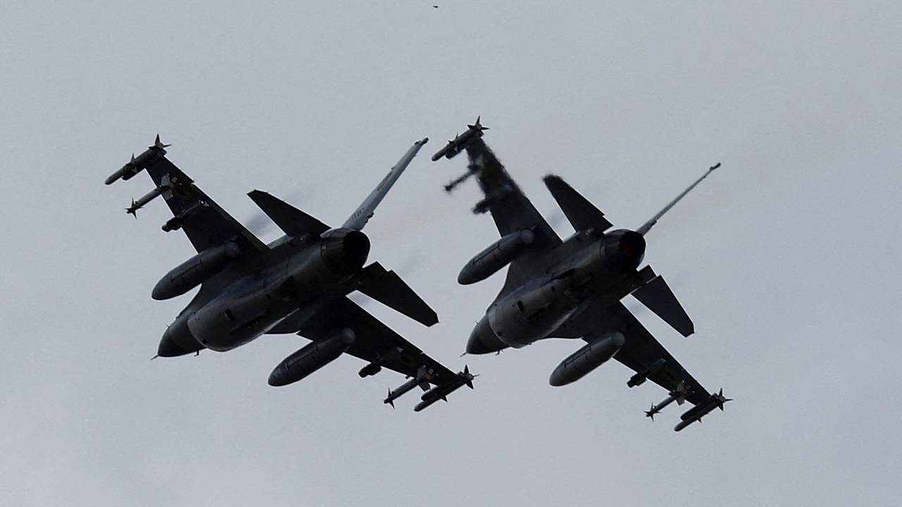 Нидерланды разрешили Украине наносить удары по России истребителями F-16