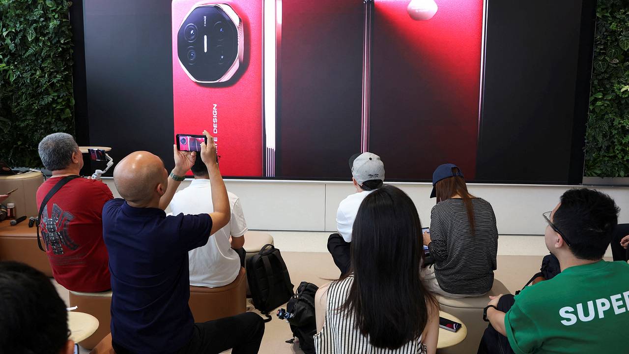 Huawei анонсировала складывающийся втрое смартфон