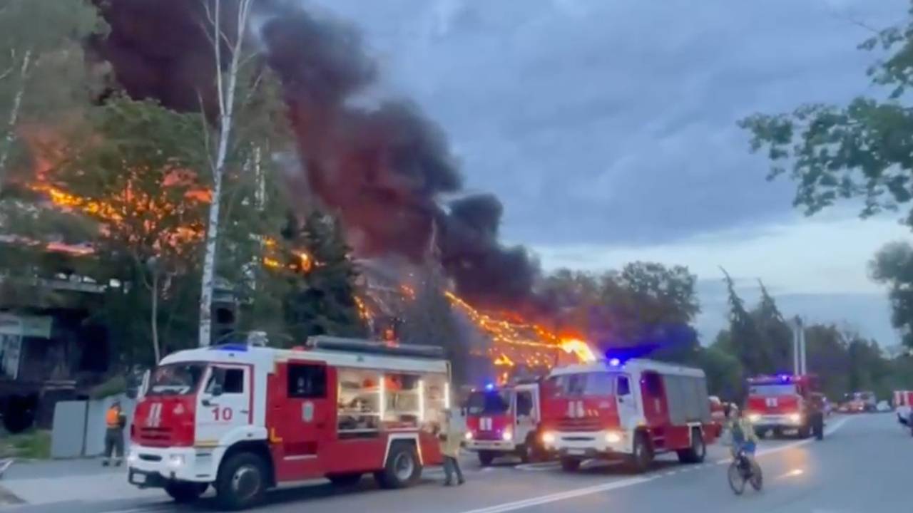 Появилось видео мощного пожара в спорткомплексе Санкт-Петербурга