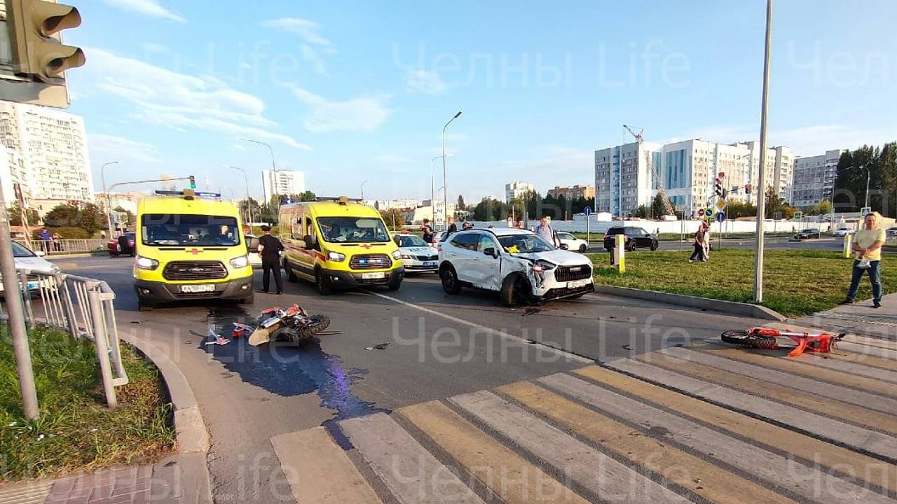 Россияне на мотоцикле врезались в машину, пролетели несколько метров и попали на видео