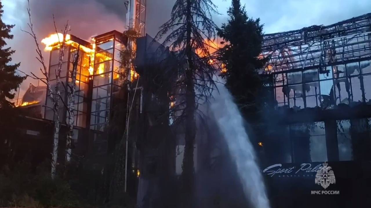 Пожар в спорткомплексе в Петербурге локализовали