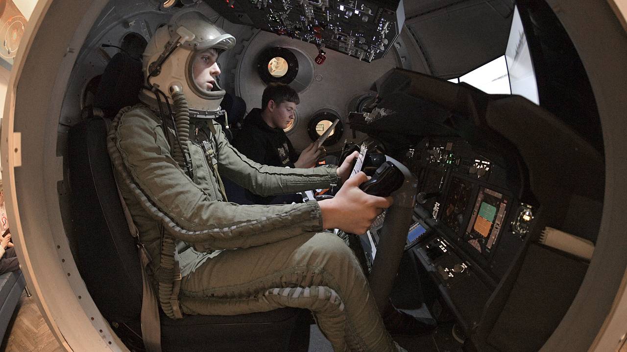 Челябинцев пригласили «выйти» в открытый космос