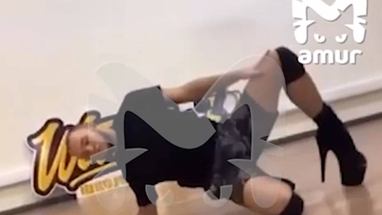 Российского учителя уволили после скандала с танцами на пилоне