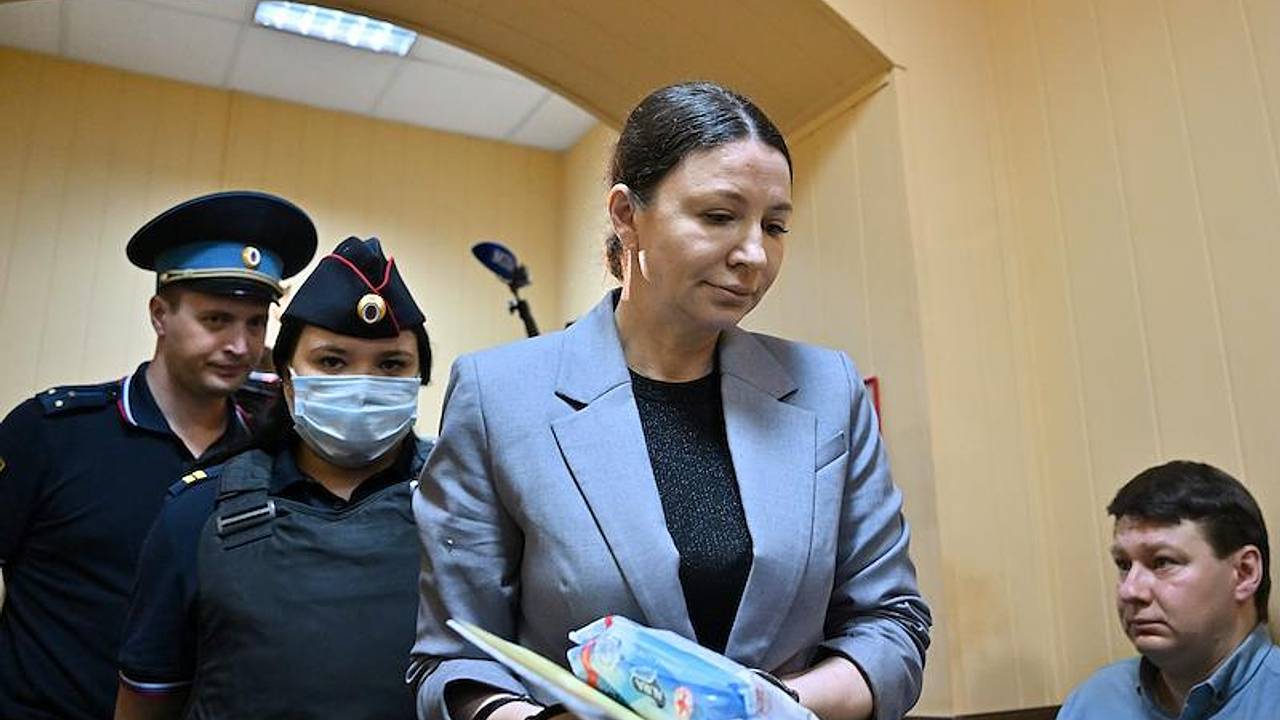 Блиновская проигнорировала вопросы о задержании мужа