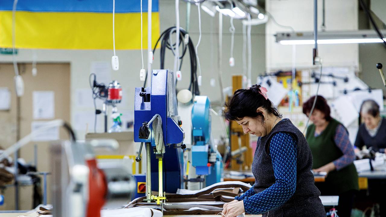 На Украине начали активнее нанимать на работу женщин и подростков