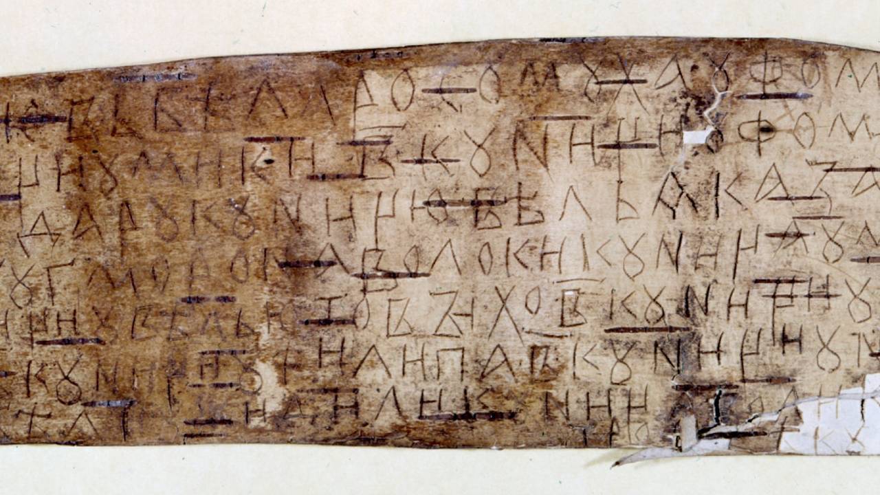 Берестяную грамоту средневекового злопыхателя нашли в России