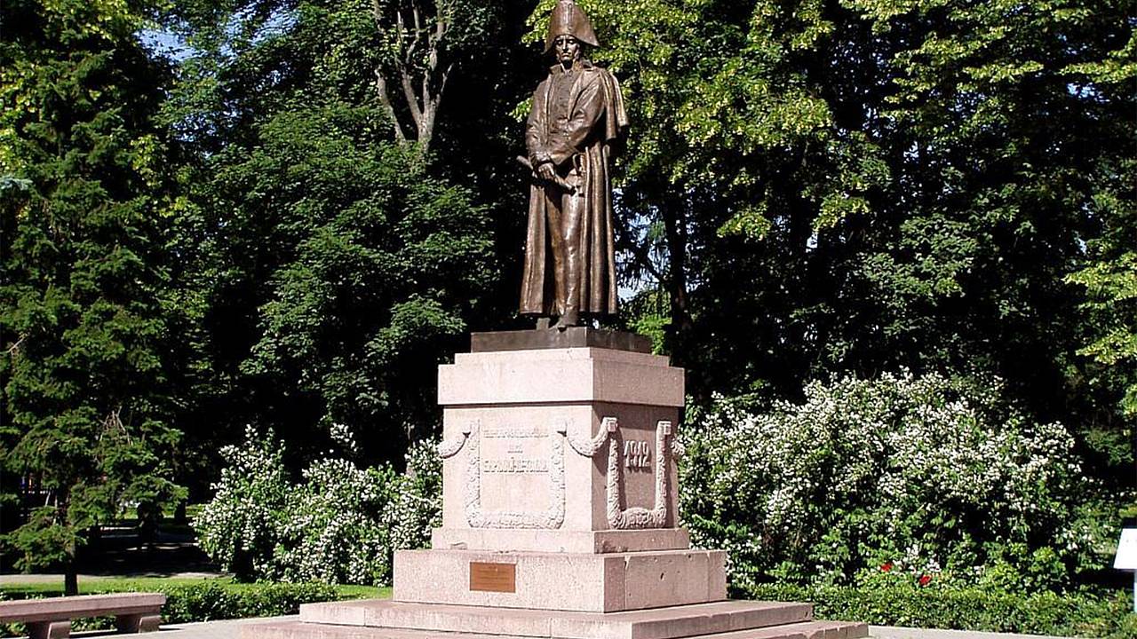 В Риге снесут памятник Барклаю-де-Толли