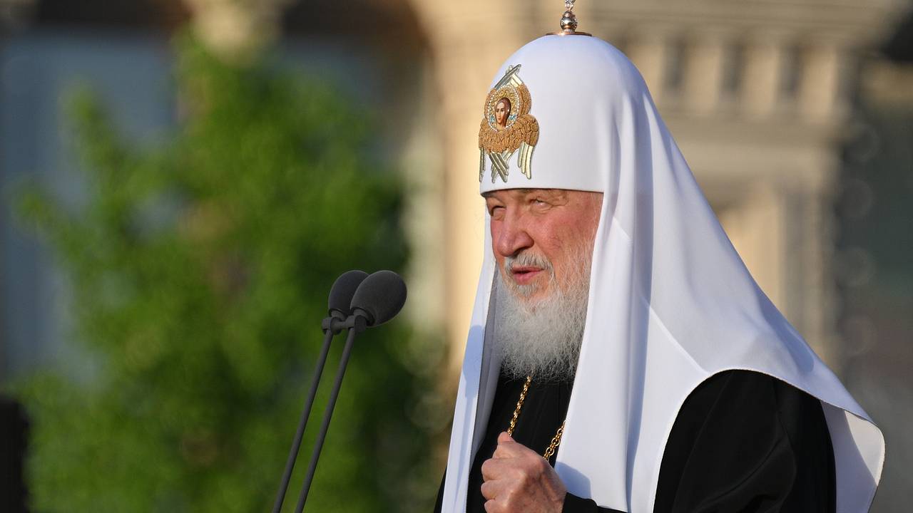 Патриарха Кирилла под руки привели к скорой после выступления в Петербурге. Что случилось и что говорят в его окружении?