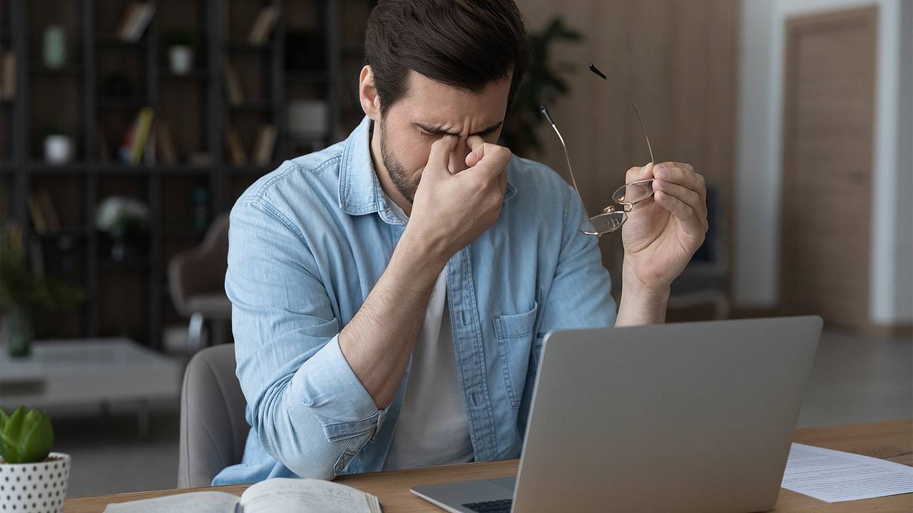 Невролог раскрыла опасность заработать мигрень за столом