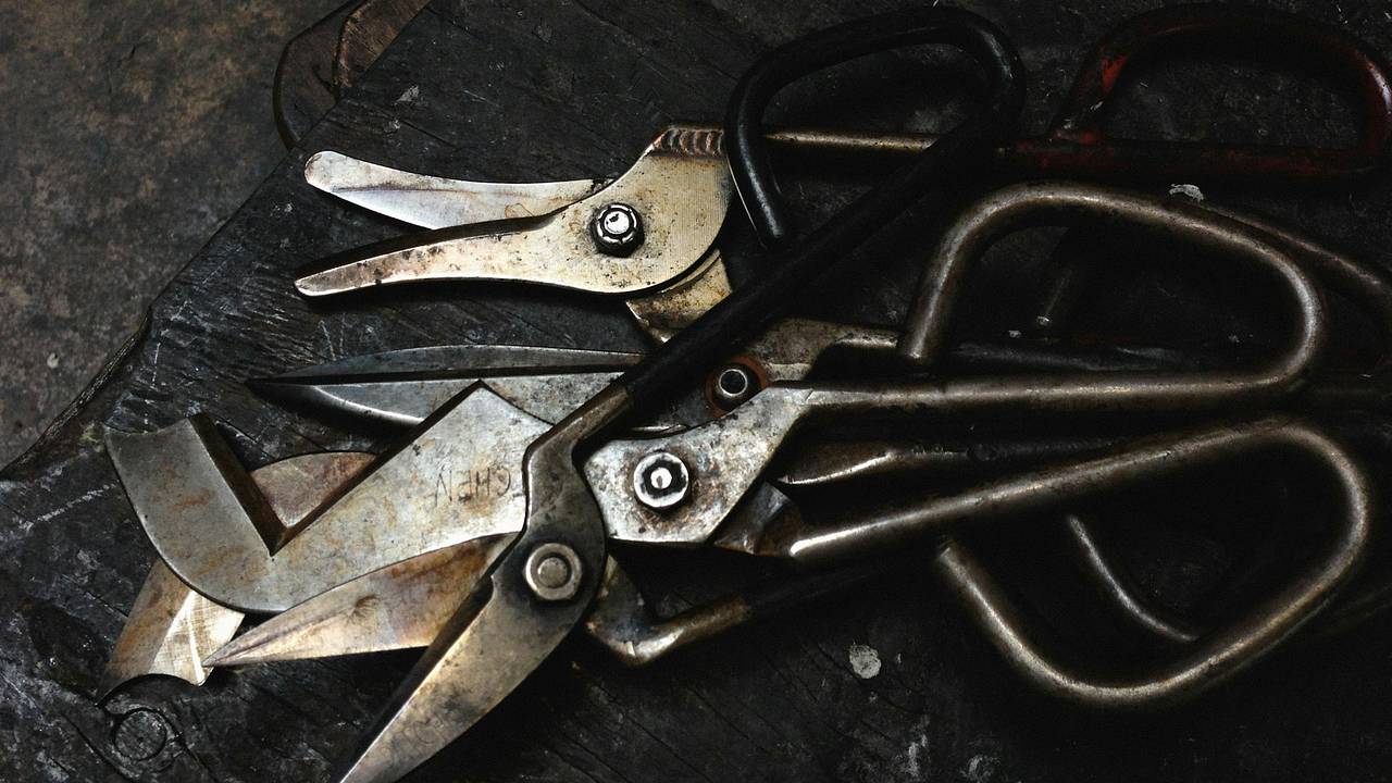 В Петербурге пассажирка автобуса изрезала ножницами школьницу