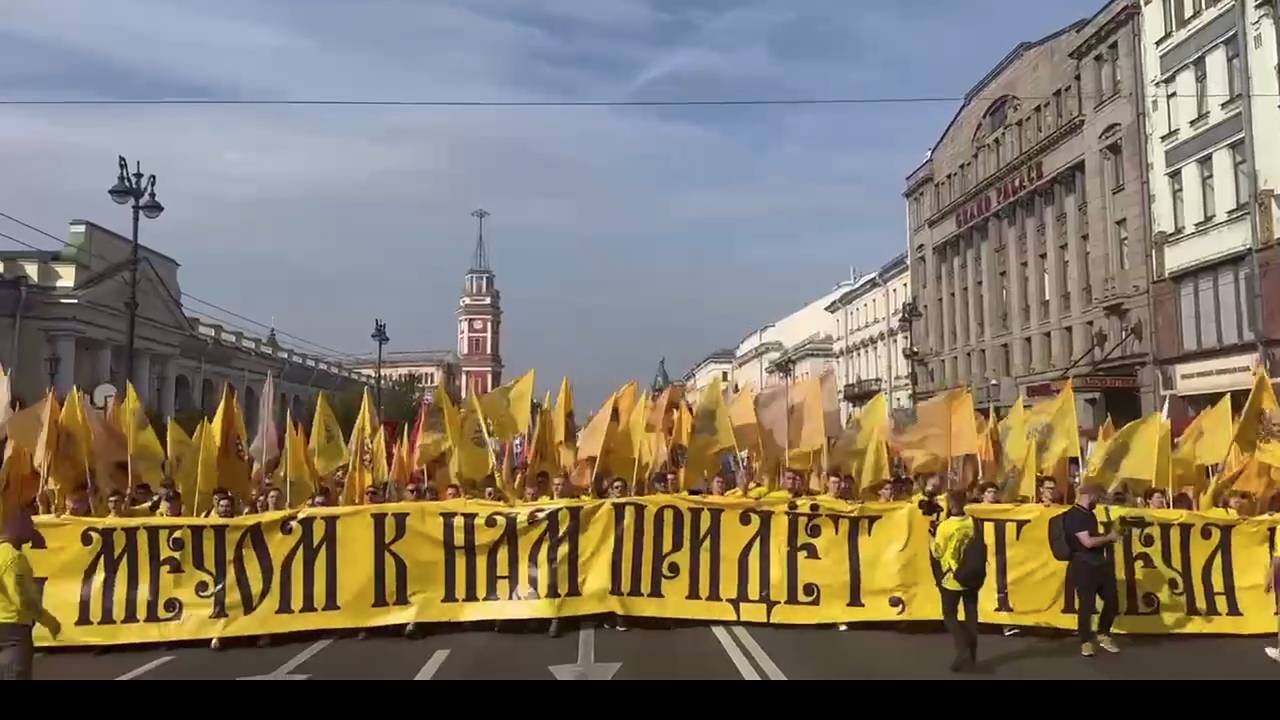 Шествие с лозунгом «Мы русские — с нами Бог» и флагами «Вагнера» прошло в Петербурге