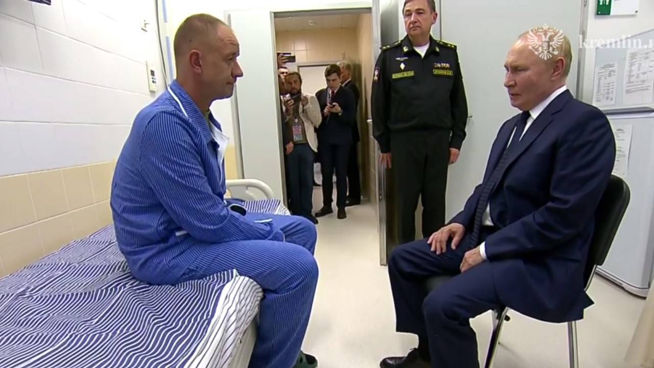 Путин встретился в госпитале с раненным в Курской области военным