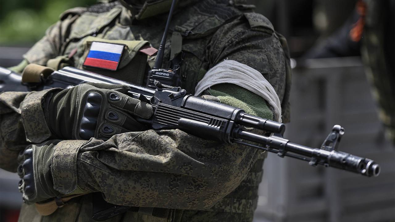 Сдерживавший десять часов натиск ВСУ офицер стал Героем России