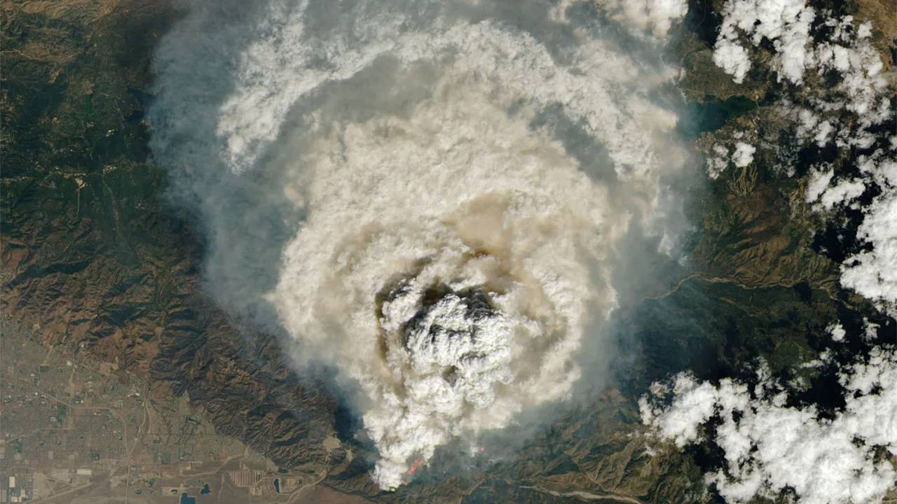 Спутник снял похожие на взрыв бомбы облака