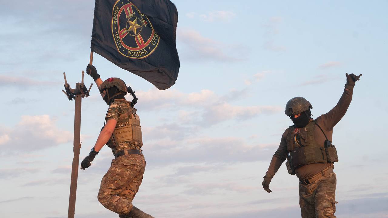 Над освобожденным от ВСУ поселком под Курском водрузили флаг ЧВК «Вагнер»