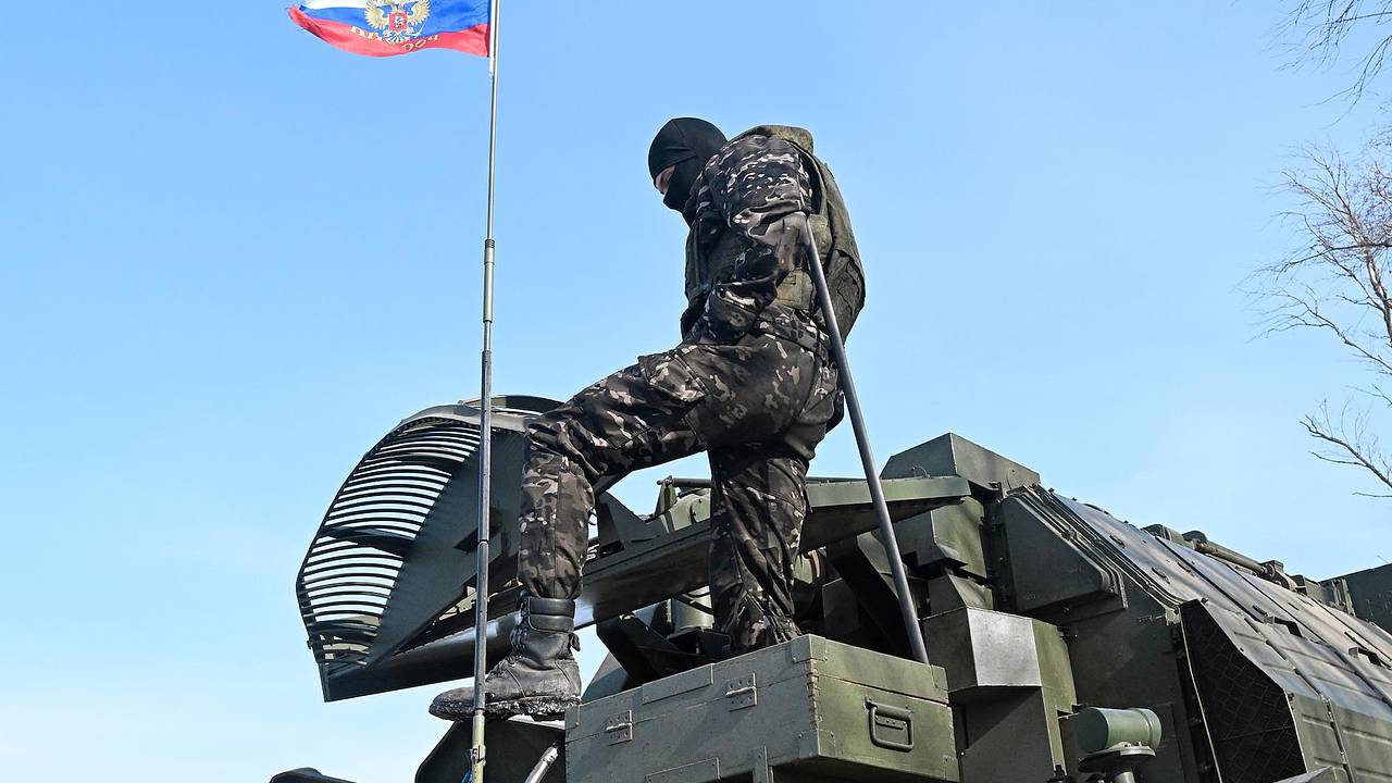 Двое россиян пообещали уволить участника СВО со службы за 3 миллиона рублей и попались ФСБ