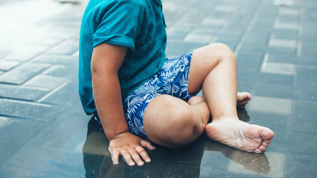 У постоянно падающего трехлетнего мальчика нашли неизлечимую болезнь