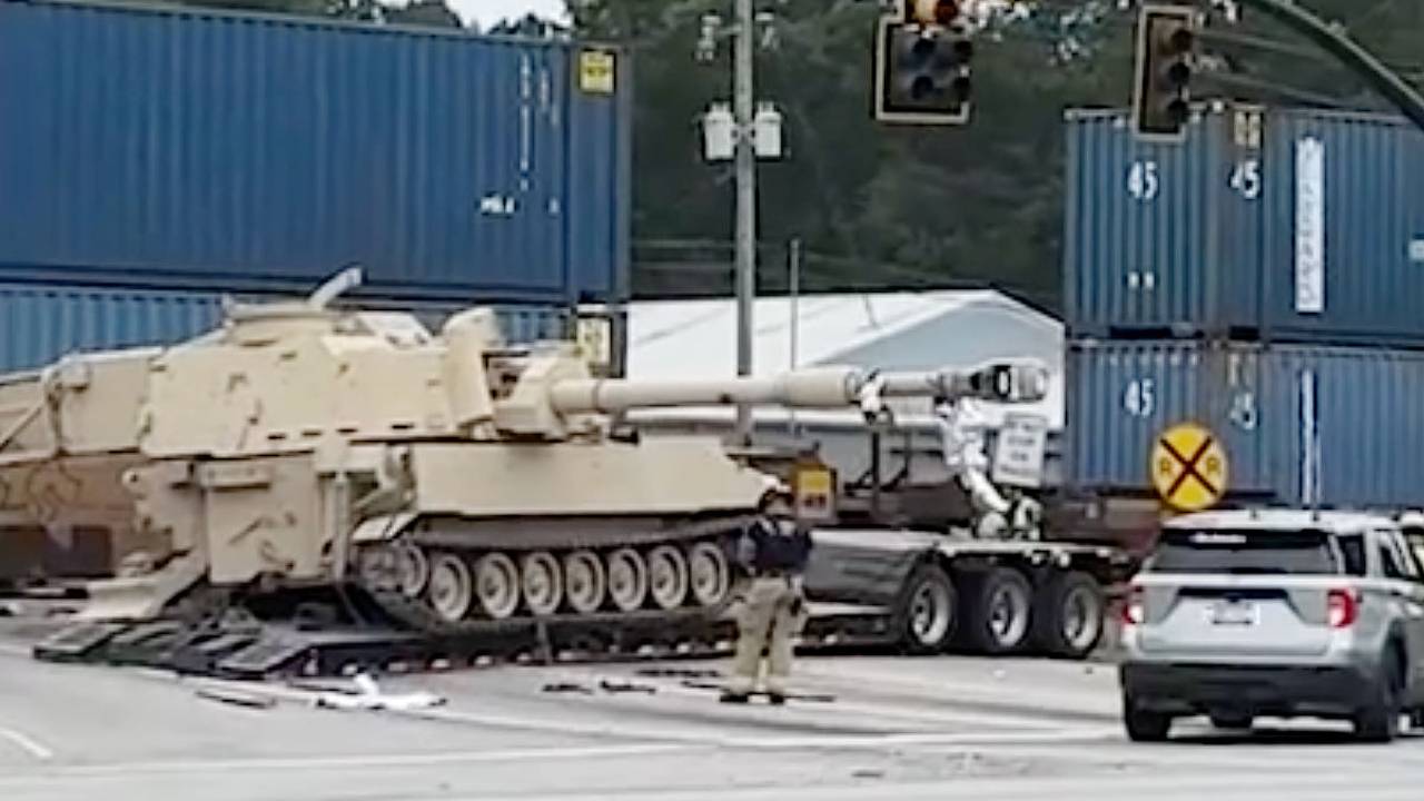 В США поезд протаранил грузовик с артиллерийской установкой