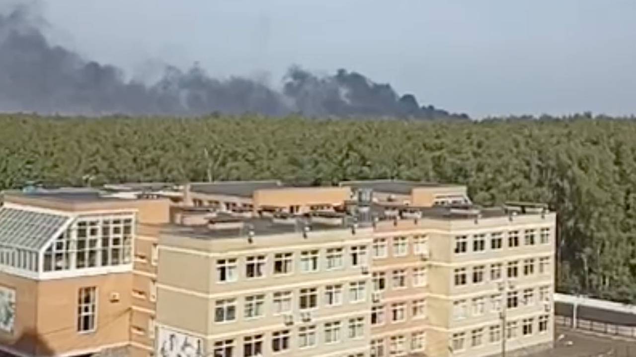 Масштабное задымление из-за пожара на российском коксогазовом заводе попало на видео