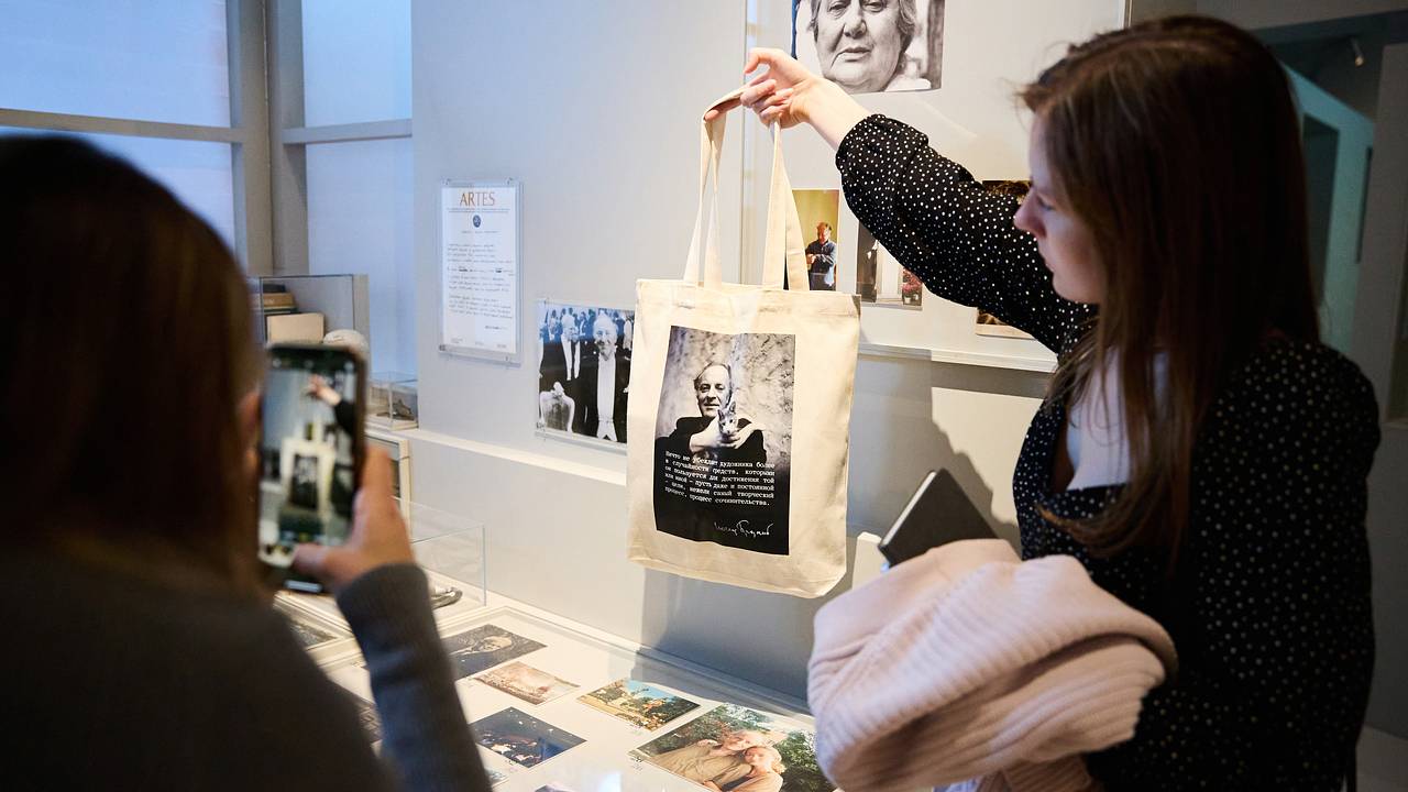 Сбер выступил генпартнером выставки «Иосиф Бродский. Место не хуже любого»