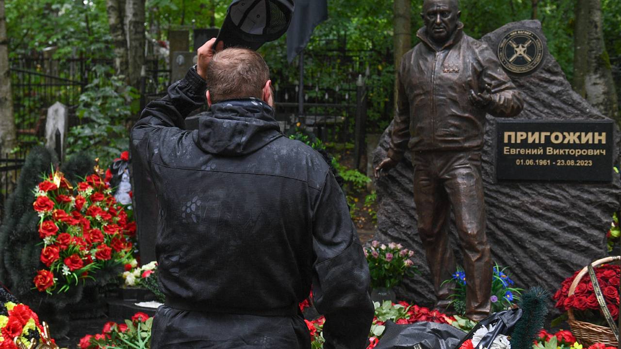 «Будете трястись и молить о прощении». Осквернивших могилу Евгения Пригожина нашли, побили и сняли на видео