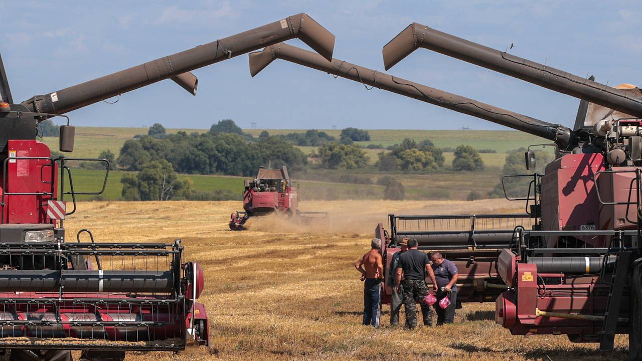 Житель российского региона пострадал при ударе дрона ВСУ по работавшему в поле комбайну