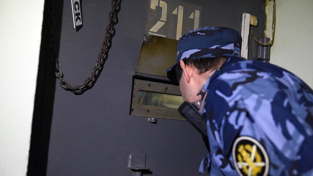 Справивших нужду на БТР российских подростков отправили в СИЗО