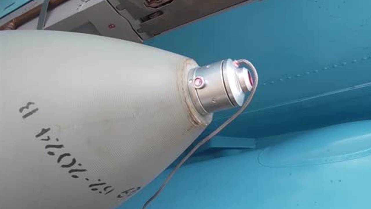 Минобороны показало кадры удара Су-34 по скоплению бойцов ВСУ в Курской области