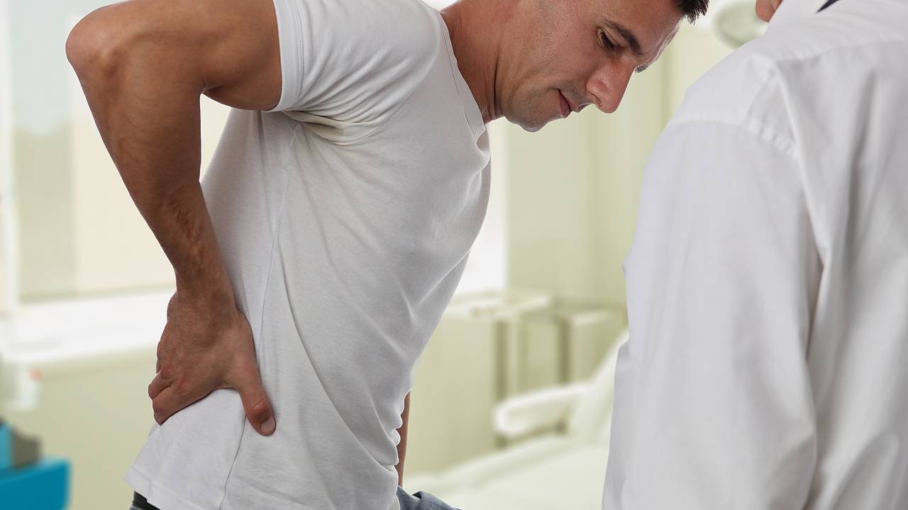 Врач перечислил неочевидные причины боли в спине