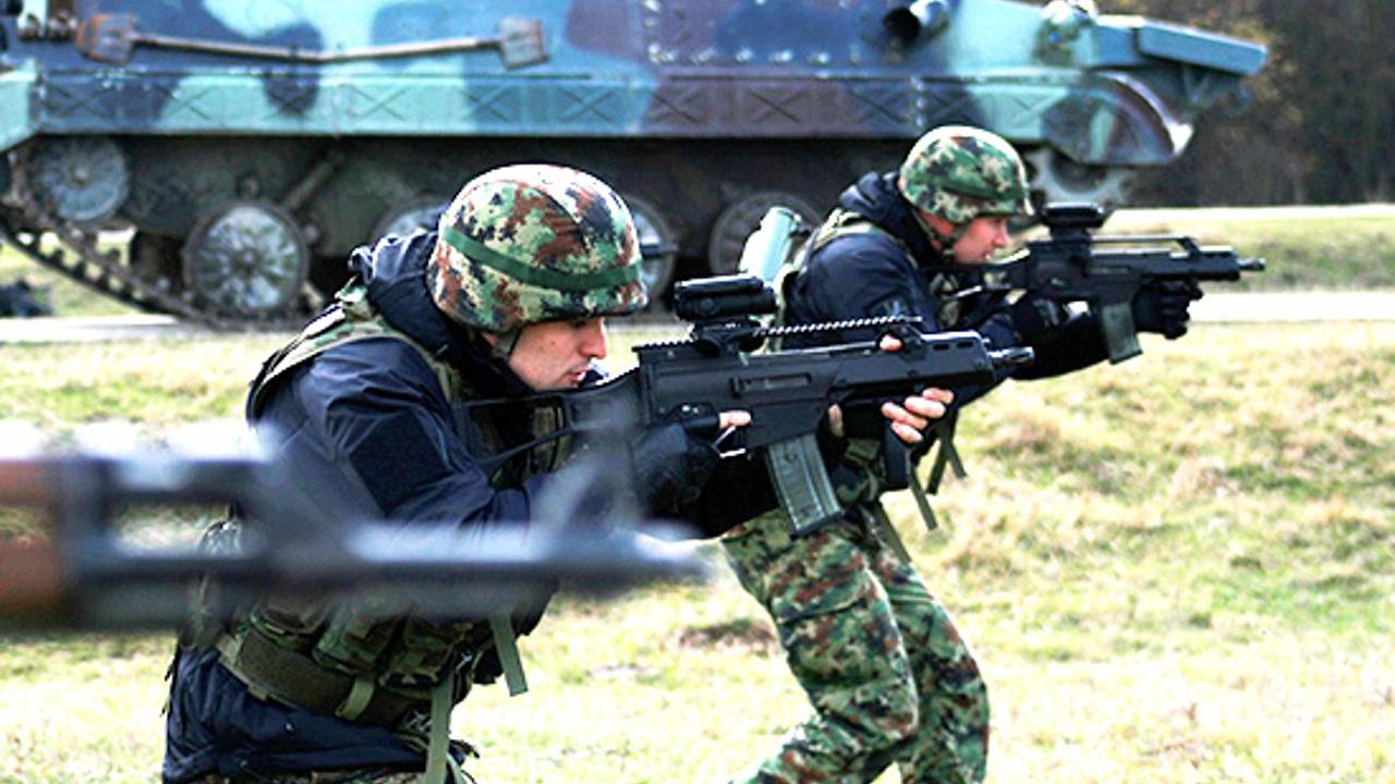 В Сербии собрались вернуть военную службу по призыву