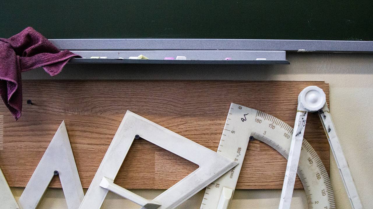 Уволенный после скандала с откровенными танцами учитель решил вернуться в школу