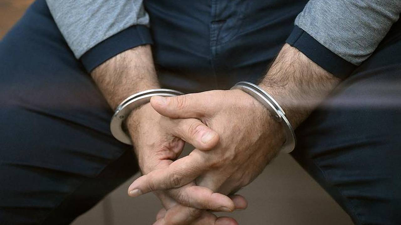 Открывшего огонь по полицейским при задержании россиянина арестовали