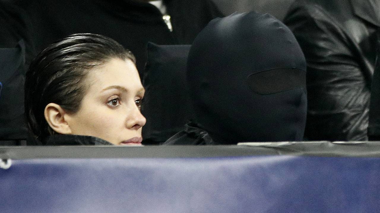 Нетипичный наряд жены Канье Уэста в аэропорту Токио вызвал ажиотаж в сети
