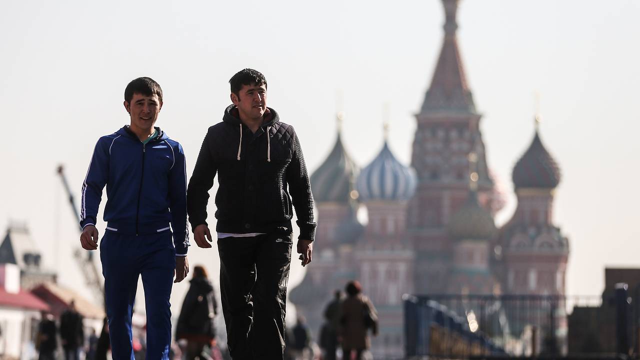 Таджики оказались в лидерах по миграции в Россию