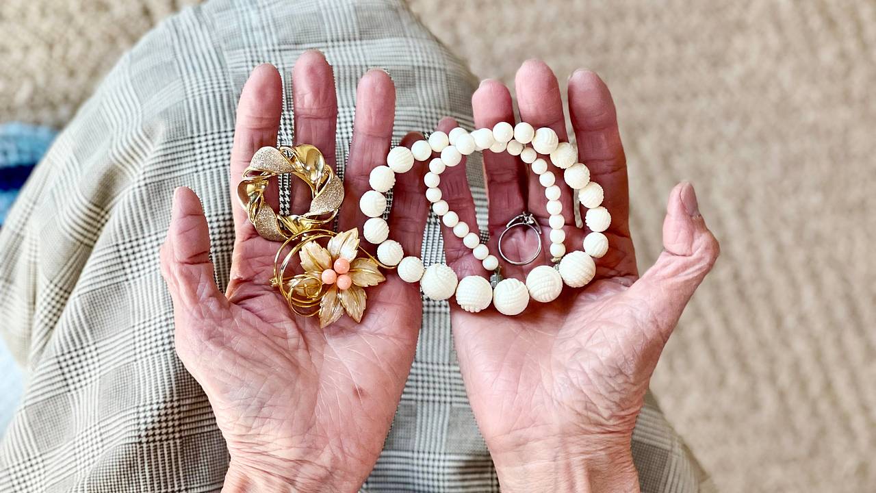 Российский школьник украл у бабушки драгоценности на миллионы рублей