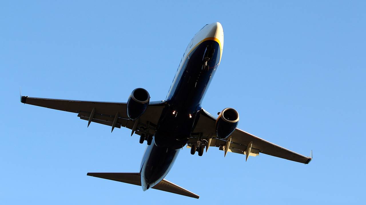 Неизвестные пытались ослепить экипаж самолета в России