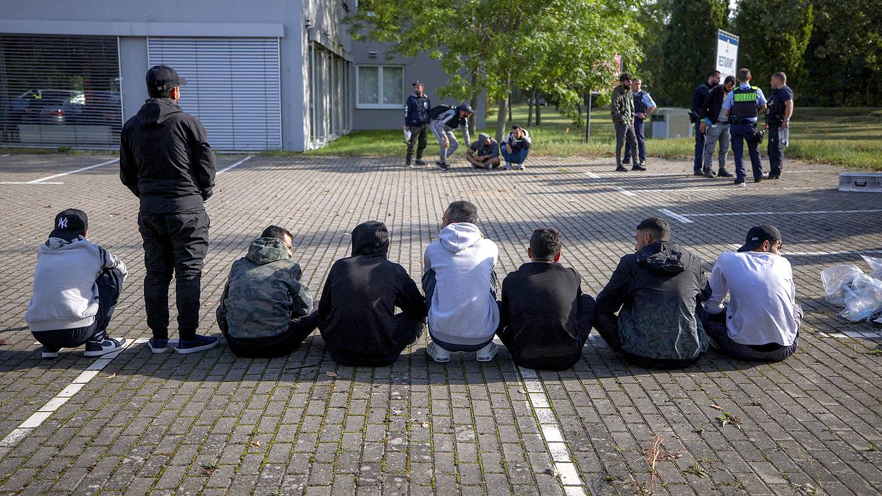 Машины немецкого силовика облили неизвестной жидкостью из-за мигрантов