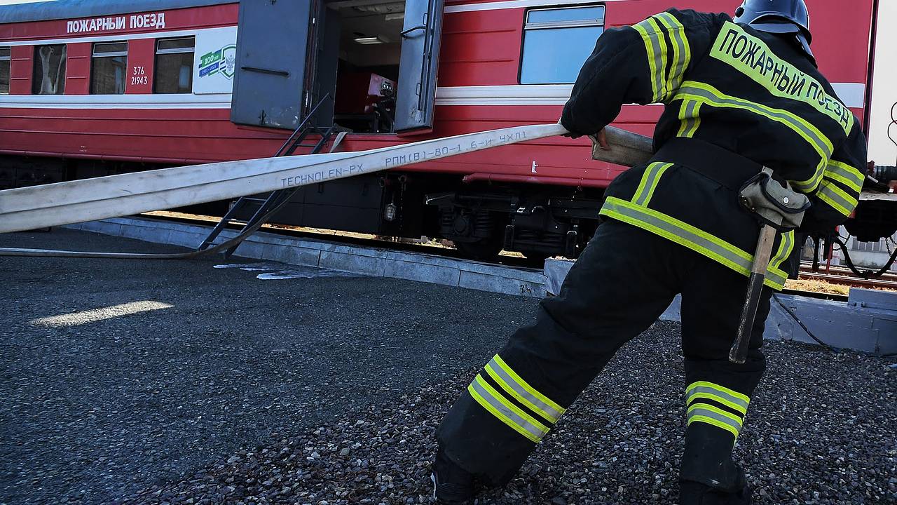В российском регионе задержали поезда из-за пожара