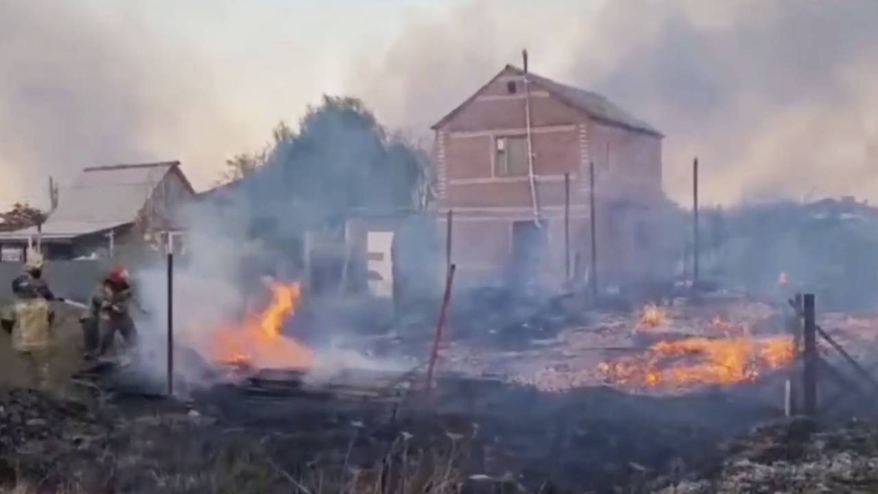 В российском регионе в результате пожаров повреждены 13 жилых домов