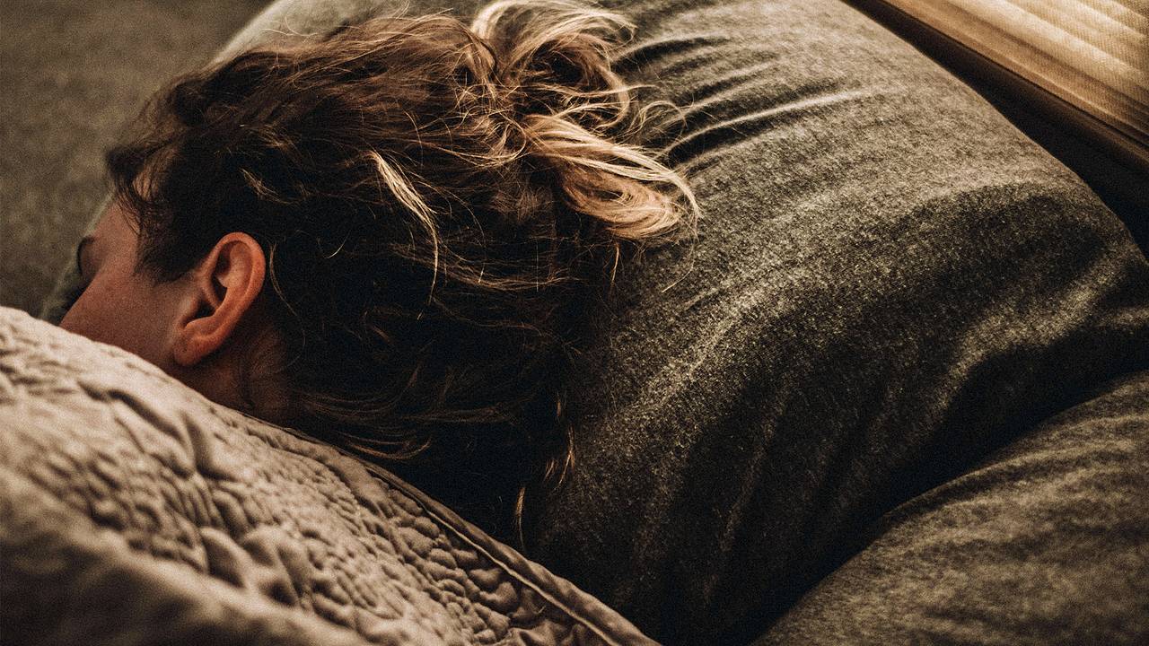 Врач объяснил феномен вздрагиваний во сне