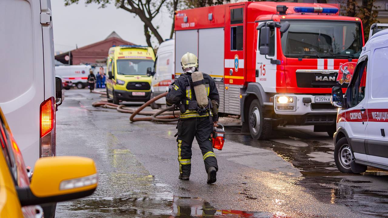 Пожар на складе стройматериалов в Ростовской области полностью потушили