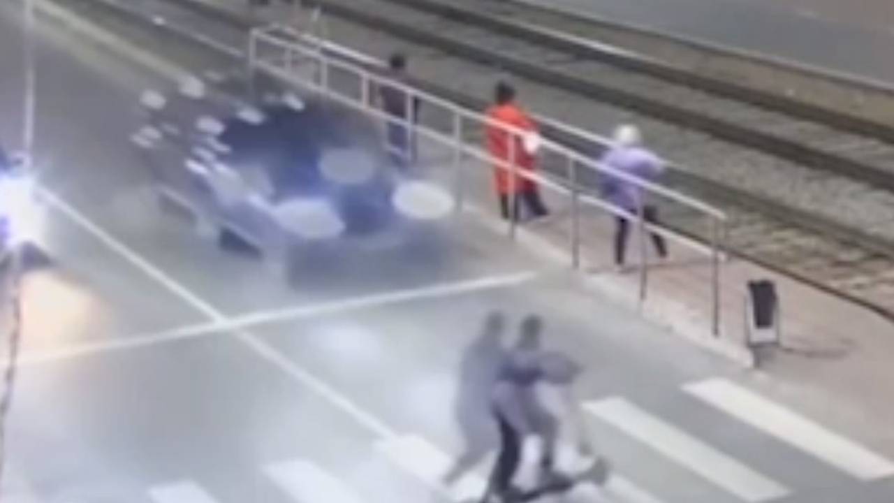 Россиянин на самокате пытался проехать на красный, перелетел через BMW и попал на видео