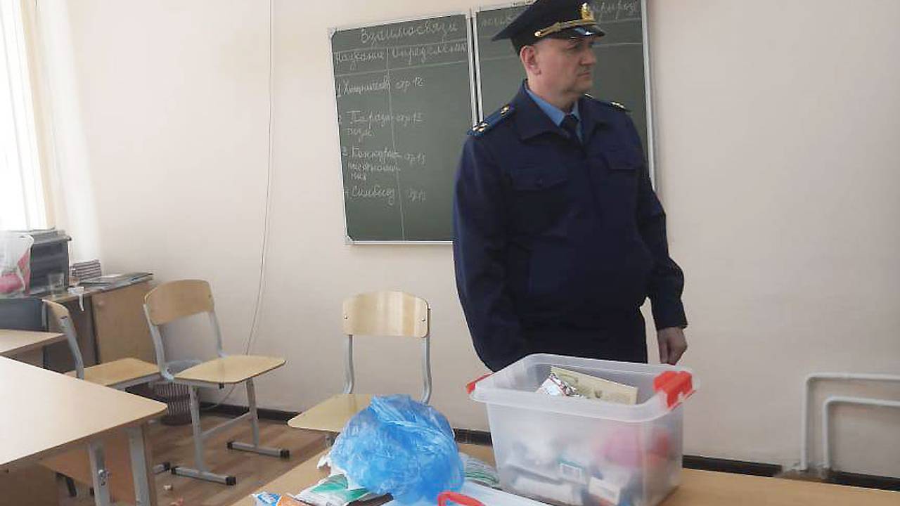 «Начал хаотично бить одноклассников». В Челябинске школьник с молотком напал на учеников и педагогов