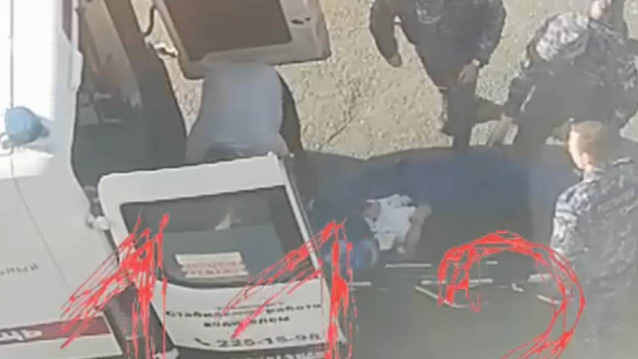 Дети сняли на видео раненую при нападении ученика с молотком на школу в Челябинске девочку