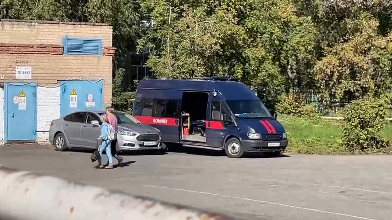 Обстановку у школы в Челябинске после нападения сняли на видео