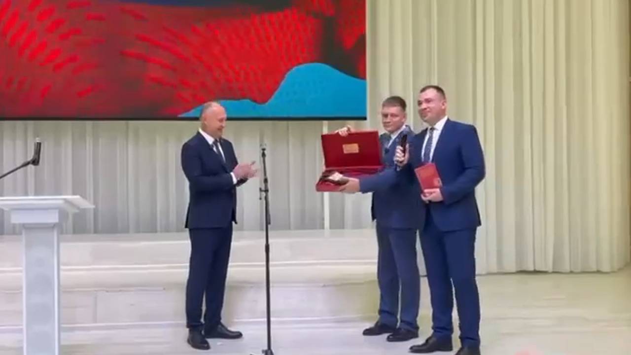 Новому российскому мэру подарили «атрибуты власти» в виде кнута, пряника и Конституции