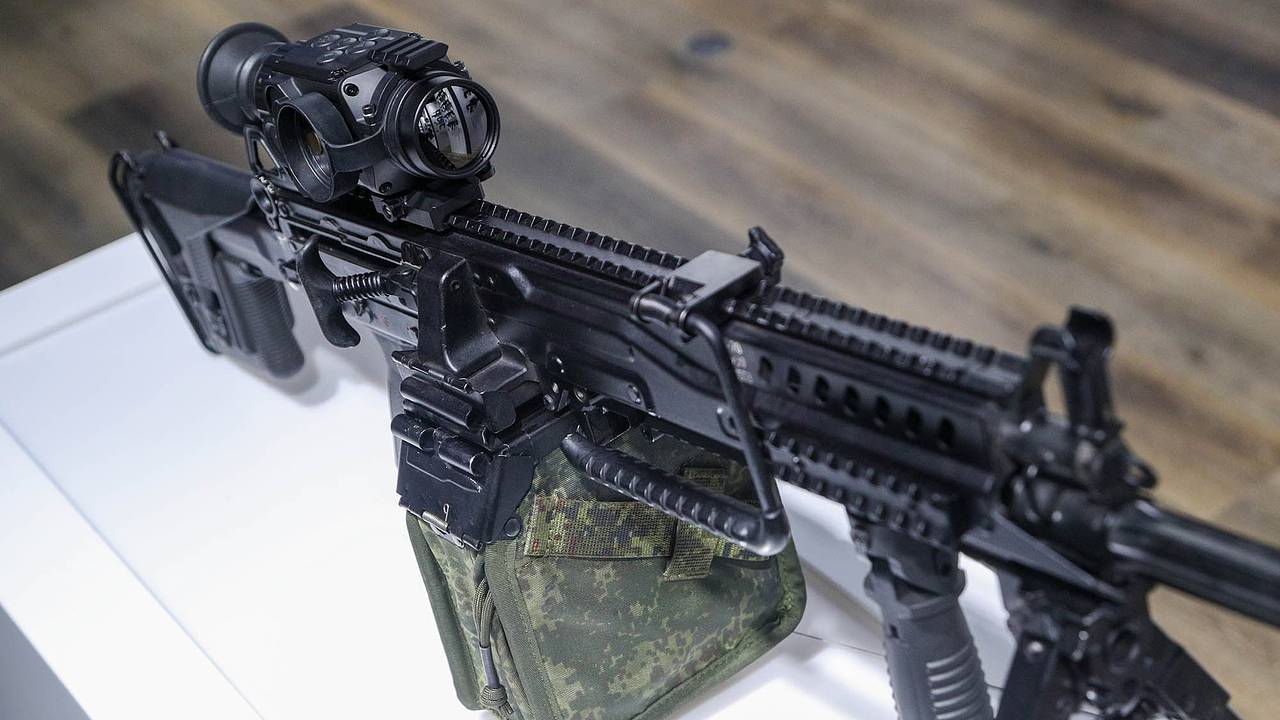 Подмосковный депутат подарил школьникам пулемет Калашникова из зоны СВО