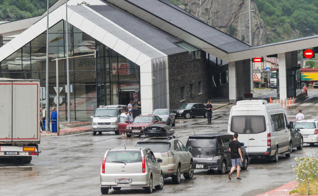 Грузия на две недели введет ограничения на единственном КПП с Россией