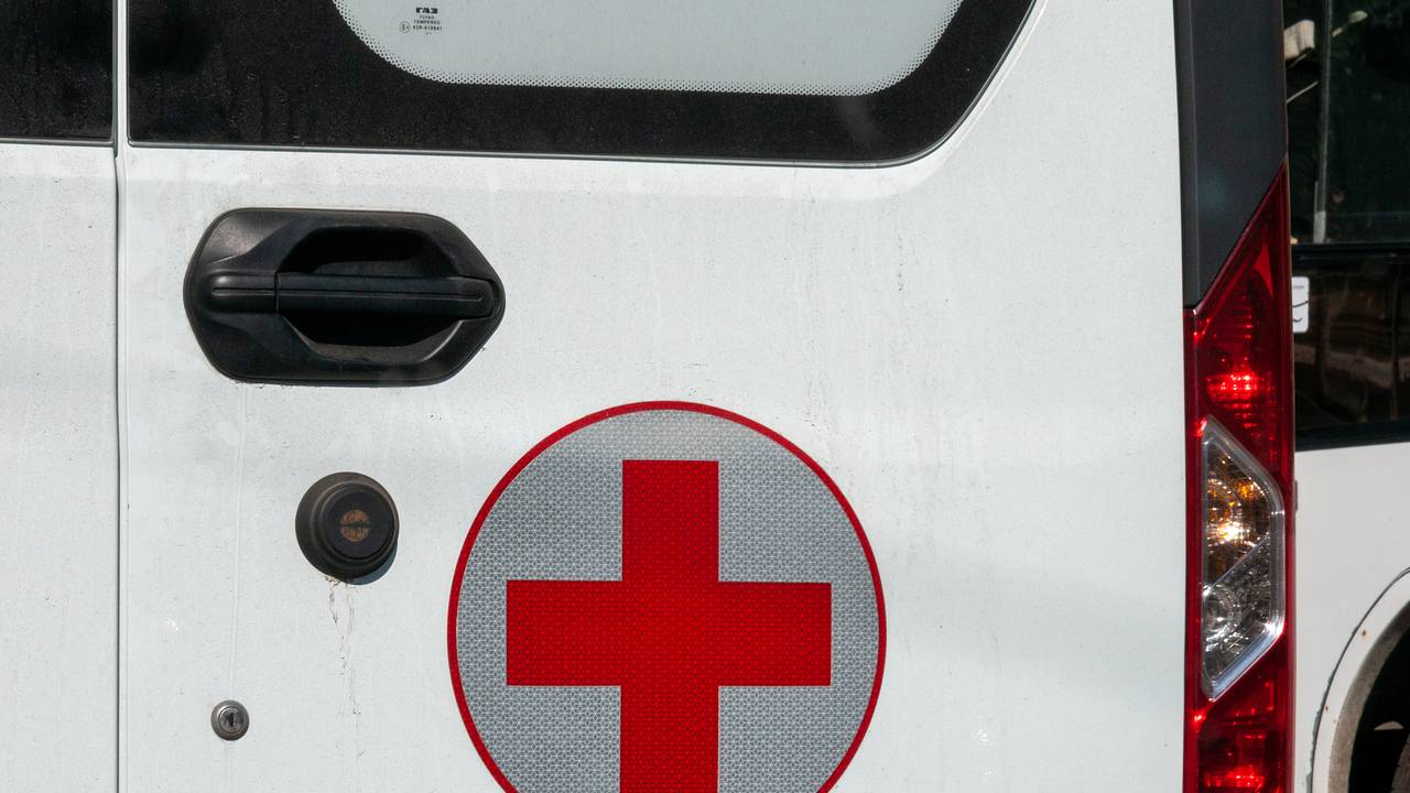 Написавшая SOS на окне многоэтажки россиянка выпала с шестого этажа